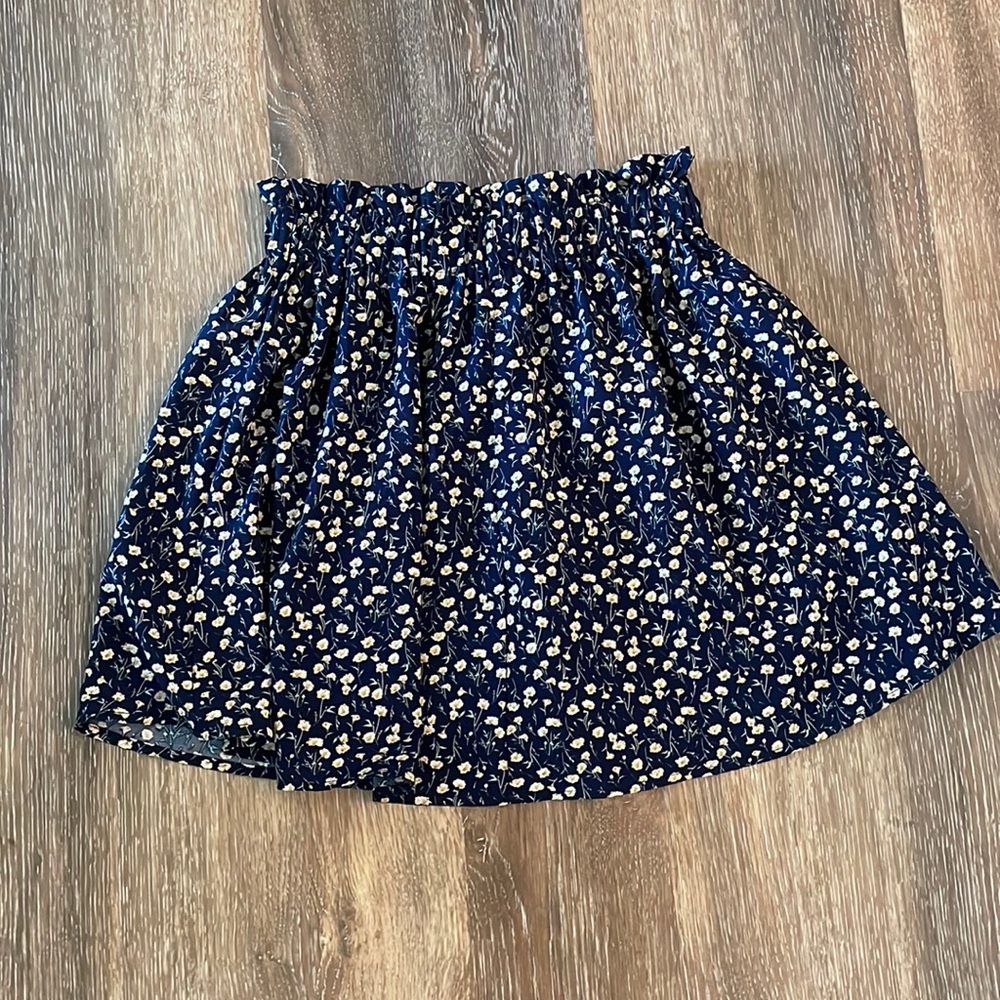 Floral high waisted skirt.